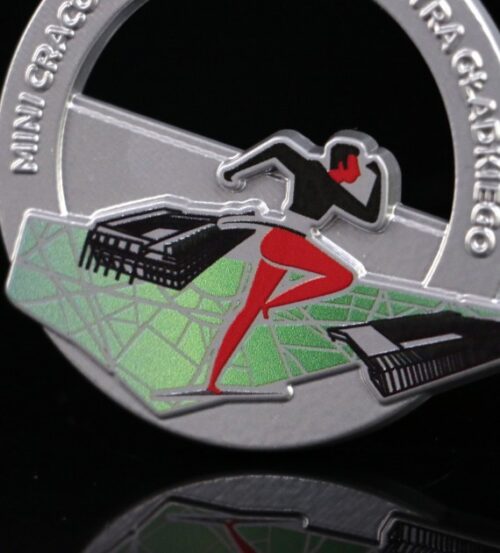 Medal na Mini Cracovia Maraton z nowoczesnymi wycięciami i kolorowym nadrukiem - detal
