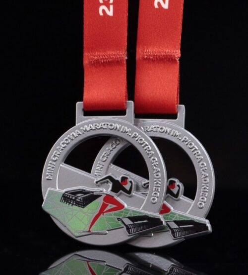 Medal na Mini Cracovia Maraton z nowoczesnymi wycięciami i kolorowym nadrukiem - dwa medale