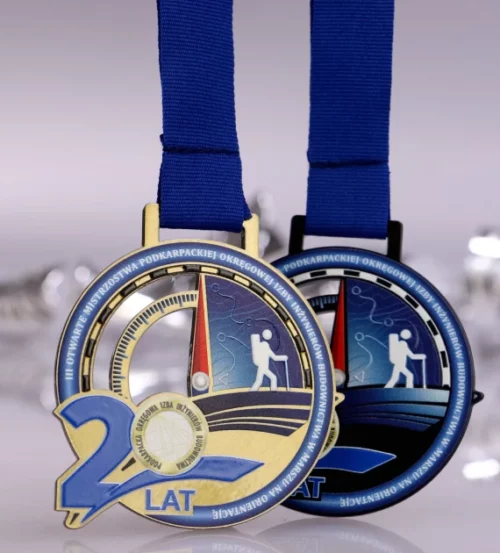 Medal na Otwarte Mistrzostwa w Marszu na Orientację o zaokrąglonym kształcie z nadrukiem 3D