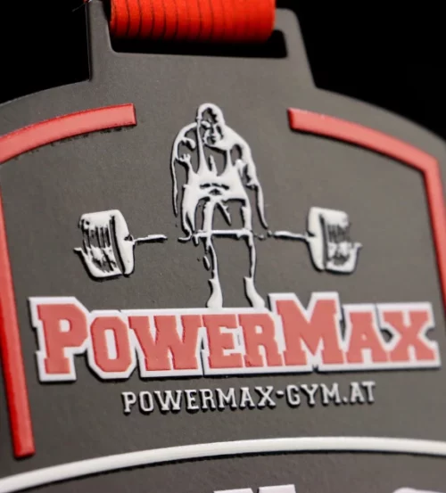 Medal na PowerMax Cup wykonany za pomocą cięcia laserowego z kolorowym nadrukiem UV - detal 1