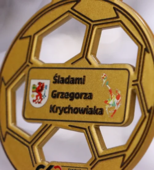 Medal na wydarzenie o nazwie ,,Śladami Grzegorza Krychowiaka" wykonany za pomocą cięcia laserowego przypomina kształtem piłkę - detal