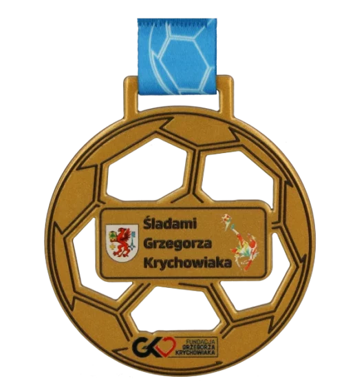 Medal na wydarzenie o nazwie ,,Śladami Grzegorza Krychowiaka" wykonany za pomocą cięcia laserowego przypomina kształtem piłkę - przód