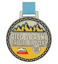 Medal na Bieg Górski Artura Hajzera ma okrągły kształt i trójwymiarowe zdobienia z kolorowym nadrukiem - przód