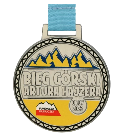 Medal na Bieg Górski Artura Hajzera ma okrągły kształt i trójwymiarowe zdobienia z kolorowym nadrukiem - przód