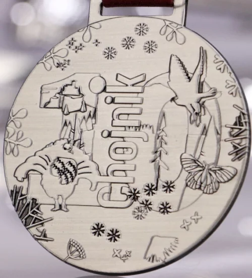 Medal na Chojnik Karkonoski Festiwal Biegowy o okrągłym kształcie z licznymi zdobieniami - detal