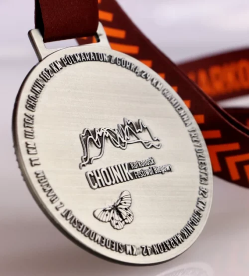 Medal na Chojnik Karkonoski Festiwal Biegowy o okrągłym kształcie z licznymi zdobieniami - rewers