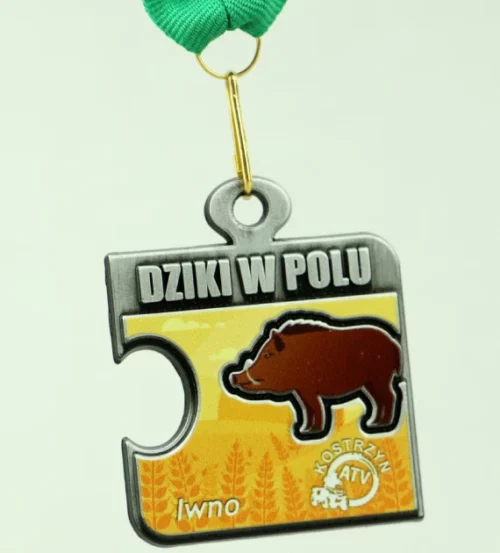 Medal na bieg Dziki w Polu w kształcie puzzla z kolorowym nadrukiem z dzikiem
