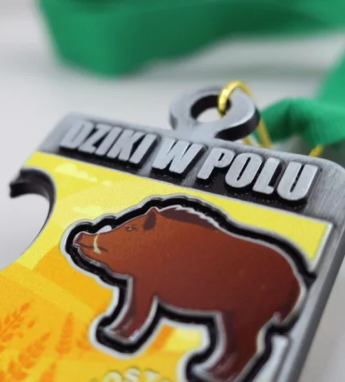 Medal na bieg Dziki w Polu w kształcie puzzla z kolorowym nadrukiem z dzikiem - detal
