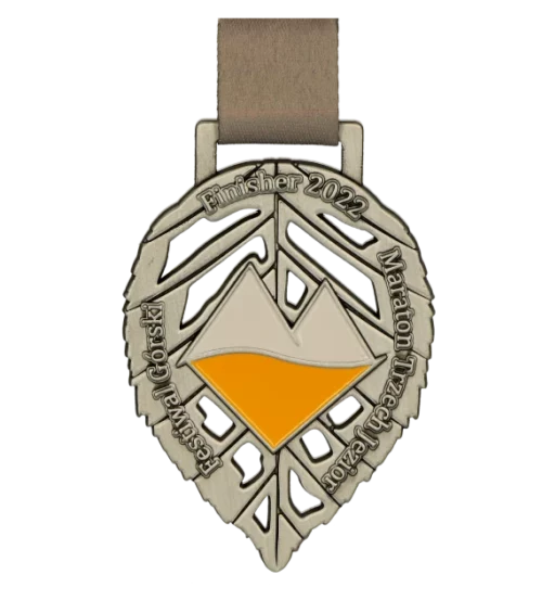 Medal na Maraton Trzech Jezior wykonany w kształcie liścia z kolorowym logo w centrum - przód