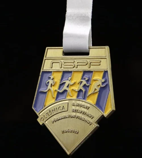 Medal na Nocny Sztafetowy Półmaraton Firmowy wykonany z wysokociśnieniowego odlewu z kolorową emalią
