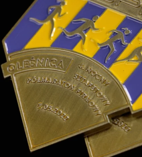Medal na Nocny Sztafetowy Półmaraton Firmowy wykonany z wysokociśnieniowego odlewu z kolorową emalią - detal