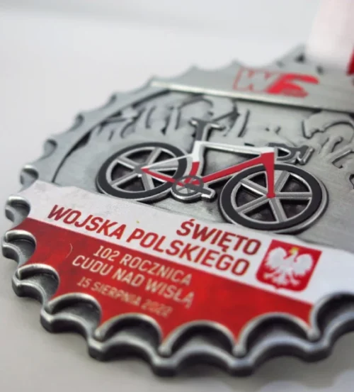 Medal na Rajd Święta Wojska Polskiego w kształcie zębatki z kolarskim, kolorowym nadrukiem - detal 2