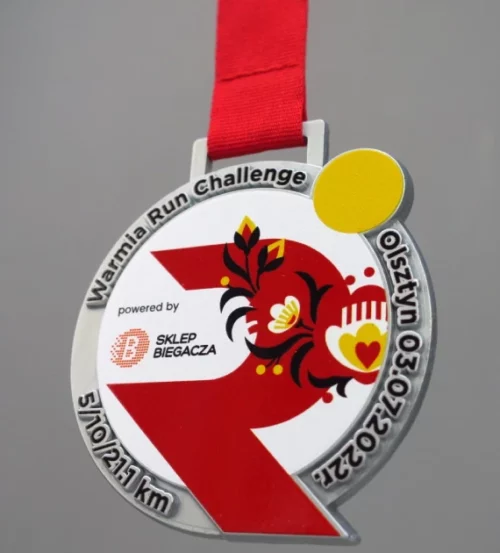 Medal na Warmia Run Challenge pełen kolorów wykonanych za pomocą nadruku umieszczonego na okrągłym medalu
