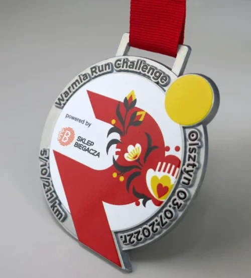 Medal na Warmia Run Challenge pełen kolorów wykonanych za pomocą nadruku umieszczonego na okrągłym medalu - bok