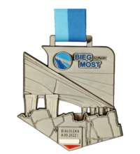 Medal na Bieg przez Most ma oryginalny kształt oraz wiele trójwymiarowych zdobień - przód