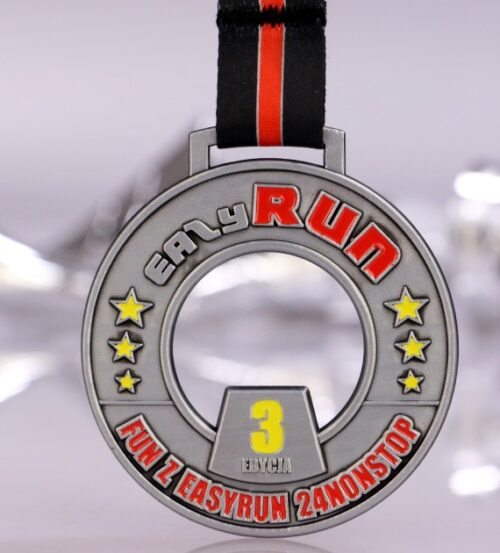 Medal na EasyRun Racibórz ma okrągły kształt z trójwymiarowymi zdobieniami pokrytymi kolorową emalią - awers