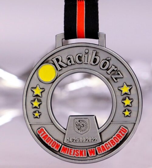 Medal na EasyRun Racibórz ma okrągły kształt z trójwymiarowymi zdobieniami pokrytymi kolorową emalią - rewers