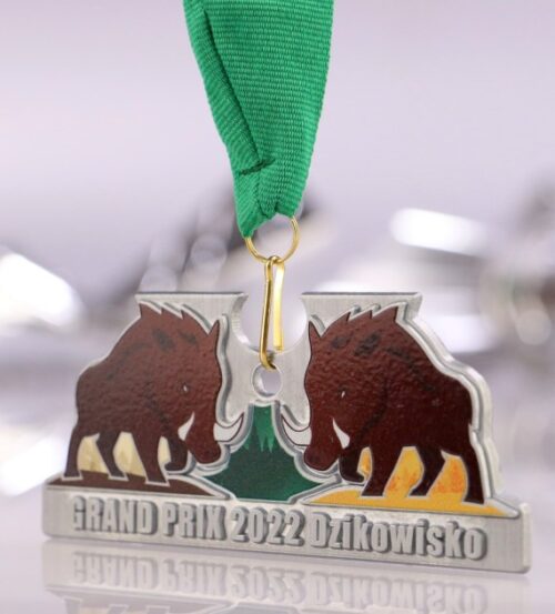 Medal na Grand Prix Dzikowisko 2022 o symetrycznym kształcie z kolorowym nadrukiem UV