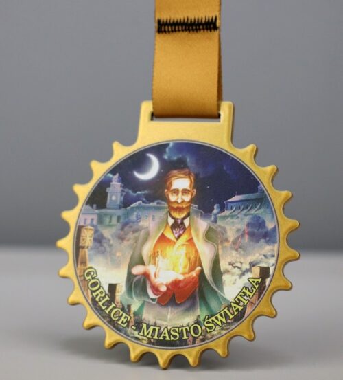 Medal cięty laserowo na Kryterium Kolarskie Gorlice ma oryginalny kształt i idealnie odwzorowany kolorowy nadruk z ciekawą grafiką