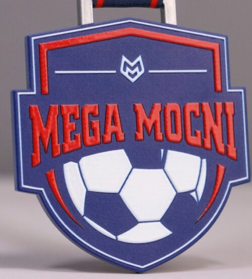 Nowoczesny medal na Megamocny Turniej Piłki Nożnej PZU Futbol Plus o ciekawym kształcie z kolorowym nadrukiem - detal 1