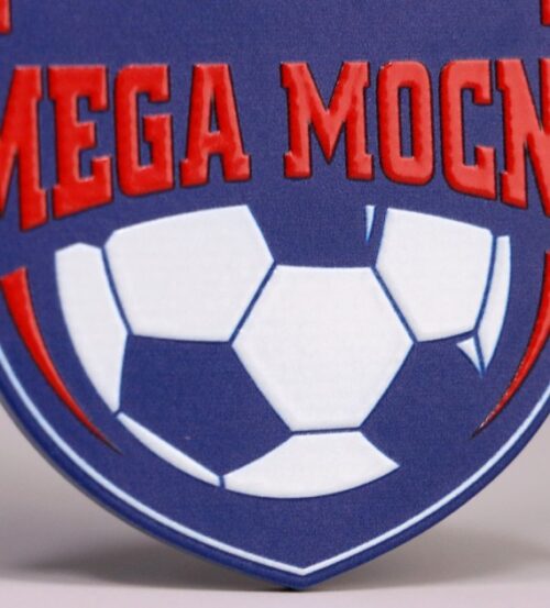 Nowoczesny medal na Megamocny Turniej Piłki Nożnej PZU Futbol Plus o ciekawym kształcie z kolorowym nadrukiem - detal 2