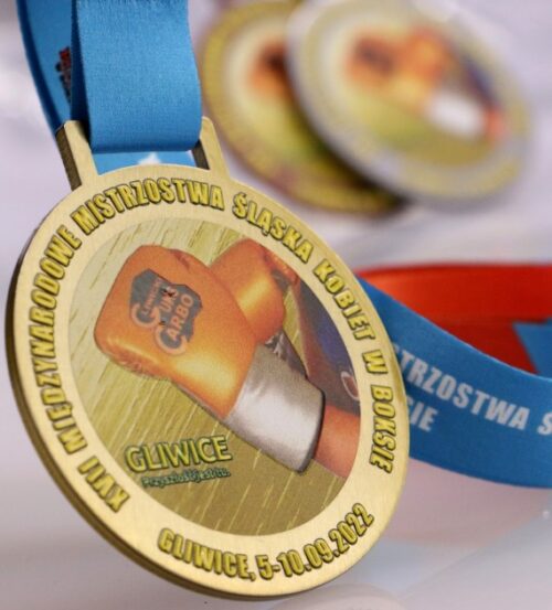 Medal na Międzynarodowe Mistrzostwa Śląska Kobiet w Boksie ma okrągły kształt oraz kolorowy nadruk - awers
