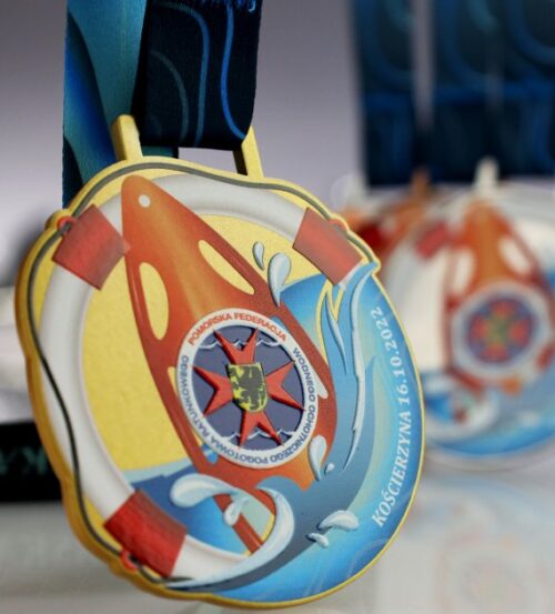 Medal Pomorska Liga Ratownictwa Wodnego o ciekawym kształcie ciętym laserem z kolorowym nadrukiem 3D