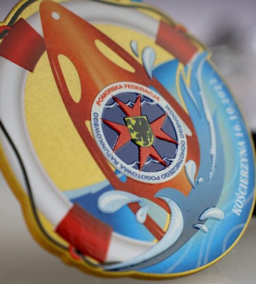 Medal Pomorska Liga Ratownictwa Wodnego o ciekawym kształcie ciętym laserem z kolorowym nadrukiem 3D - detal