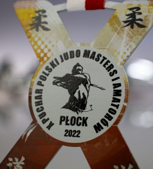 Nowoczesny medal na Puchar Polski Judo Masters i Amatorów ma ciekawy kształt oraz kolorowy nadruk - detal