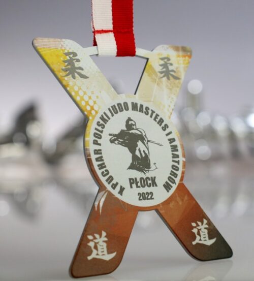 Nowoczesny medal na Puchar Polski Judo Masters i Amatorów ma ciekawy kształt oraz kolorowy nadruk - medal