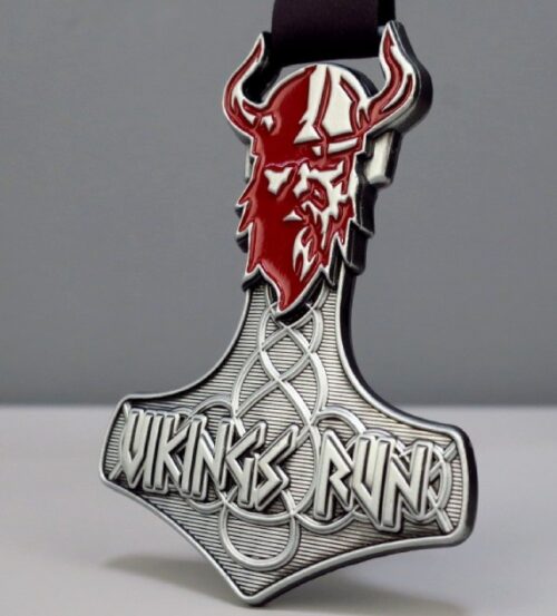 Medal na Vikings Run - Wyzwanie Odyna w kształcie topora, z licznymi zdobieniami oraz kolorową emalią