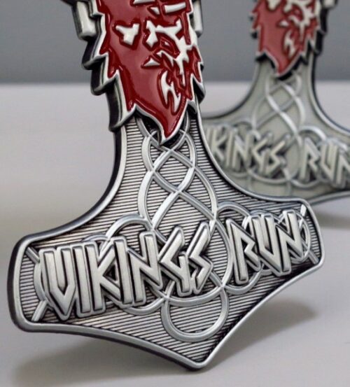 Medal na Vikings Run - Wyzwanie Odyna w kształcie topora, z licznymi zdobieniami oraz kolorową emalią - detal 2