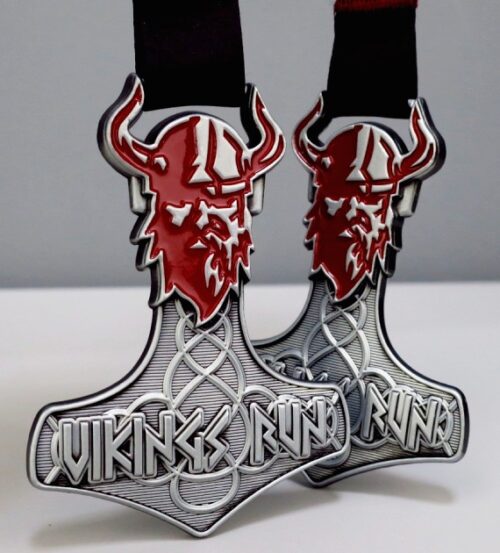 Medal na Vikings Run - Wyzwanie Odyna w kształcie topora, z licznymi zdobieniami oraz kolorową emalią - para