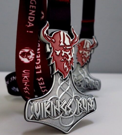Medal na Vikings Run - Wyzwanie Odyna w kształcie topora, z licznymi zdobieniami oraz kolorową emalią - wstążka
