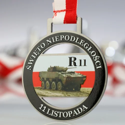 Medal na 11 listopada Święto Niepodległości o okrągłym kształcie ciętym laserowo z kolorowym nadrukiem i motywem wojskowym