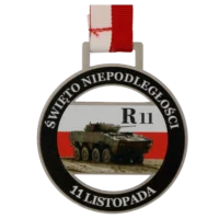 Medal na 11 listopada Święto Niepodległości o okrągłym kształcie ciętym laserowo z kolorowym nadrukiem i motywem wojskowym - przód