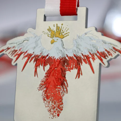 Medal na Bieg Patriotów cięty laserowo z kolorowym nadrukiem orła - detal