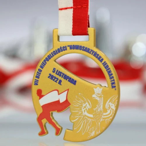 Medal Nowosarzyńska Jedenastka ma okrągły kształt cięty laserowo oraz kolorowy nadruk w patriotycznym klimacie