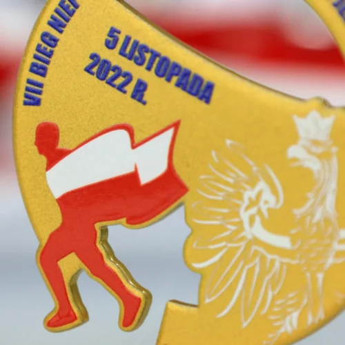 Medal Nowosarzyńska Jedenastka ma okrągły kształt cięty laserowo oraz kolorowy nadruk w patriotycznym klimacie - detal 1