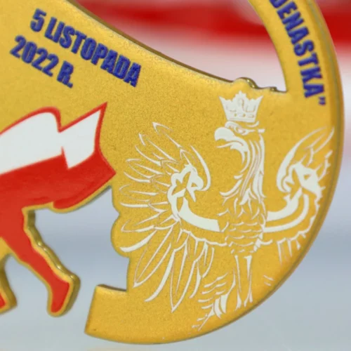 Medal Nowosarzyńska Jedenastka ma okrągły kształt cięty laserowo oraz kolorowy nadruk w patriotycznym klimacie - detal 2