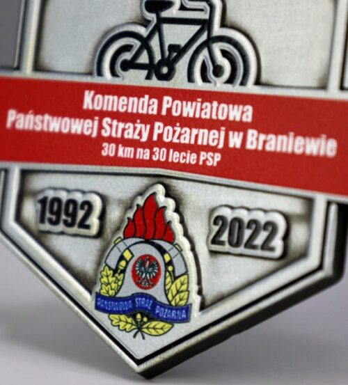 Medal na Strażacki Rajd Rowerowy o ciekawym kształcie z kolorowym nadrukiem - detal dół