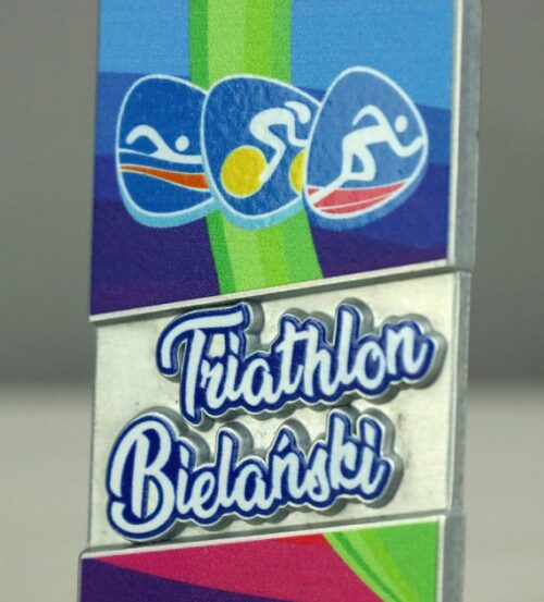 Medal na Triathlon Bielański o prostokątnym kształcie z kolorowym nadrukiem - detal