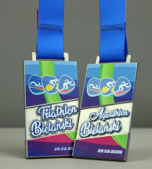 Medal na Triathlon Bielański o prostokątnym kształcie z kolorowym nadrukiem - dwa medale