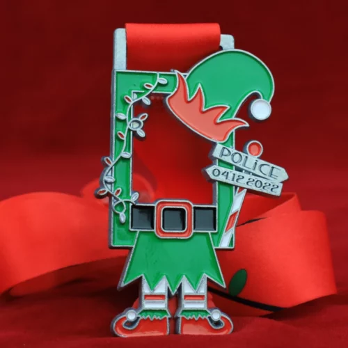 Medal na Bieg Mikołajkowy w Policach w kształcie i kolorystyce elfa z trójwymiarowymi zdobieniami - awers