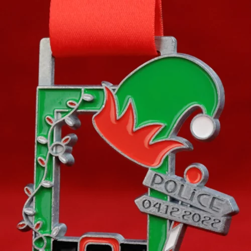 Medal na Bieg Mikołajkowy w Policach w kształcie i kolorystyce elfa z trójwymiarowymi zdobieniami - awers detal