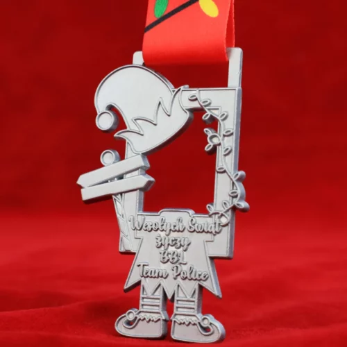 Medal na Bieg Mikołajkowy w Policach w kształcie i kolorystyce elfa z trójwymiarowymi zdobieniami - rewers
