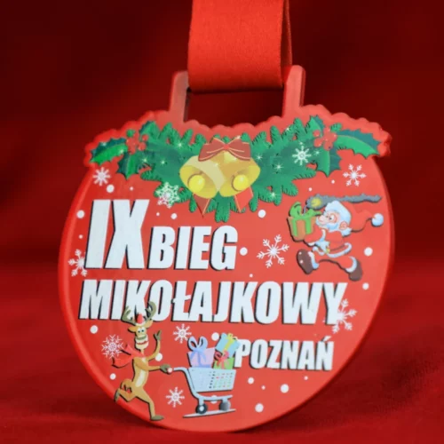 Medal na Bieg Mikołajkowy w Poznaniu o owalnym kształcie z kolorowym nadrukiem świątecznym