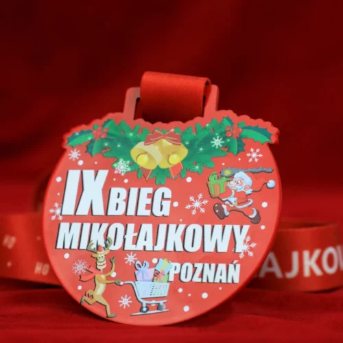 Medal na Bieg Mikołajkowy w Poznaniu o owalnym kształcie z kolorowym nadrukiem świątecznym - wstążka