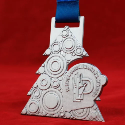 Medal na Bieg w Poszukiwaniu Świętego Mikołaja w kształcie choinki z kolorowym nadrukiem i zdobieniami 3D - rewers