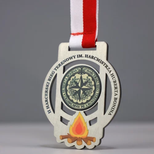 Medal na Harcerski Bieg Terenowy o oryginalnym kształcie ciętym laserowo, który uzupełniliśmy kolorowym nadrukiem
